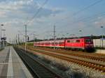 111 055-0 erreicht in der Abendsonne mit einem Allersberg-Express als RB aus Nürnberg Hbf den Bahnhof Allersberg (Rothsee) auf Gleis 1. (23.04.2011)